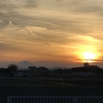 中華そば 田家 - 田園風景の駐車場、夕日と富士山 その２