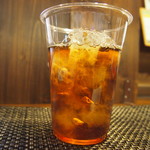 黄金マッハカレー - ドリンク写真:LLサイズのウーロン茶があなたの喉を潤します。