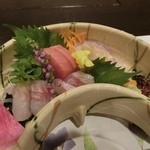 天の丸別邸 風の谷の庵 - 御造り：
      「鯛の貝割れ巻」や「ミル貝」「まぐろ」など。