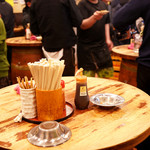 立飲み たきおか - 大晦日の大賑わいな店内。