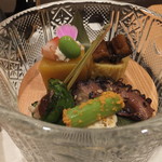 天の丸別邸 風の谷の庵 - 前菜：硝子の小鉢には、
      
      「三河産 蛸ごまあぶり」「三河産鰻 小袖玉子」「南瓜豆腐」
       「しし唐鶏つくね八丁味噌焼き」「アスパラ雲丹よごし」。
       桃色の小鉢には、「焼き茄子じゅんさいジュレかけ」。