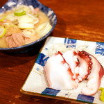 立飲み たきおか - たこわさと煮込みをゆっくりと。