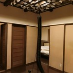 天の丸別邸 風の谷の庵 - 食事は、囲炉裏のある木のテーブルで。
                                座敷は掘り炬燵。