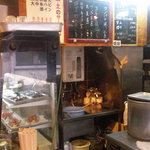 七津屋 - 七津屋さんは男性店員が黙々と仕事をする感じのお店でした。