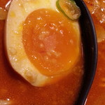 Ramen Yattaru - 辛辛らあ麺 味玉アップ は食べログクーポンで無料