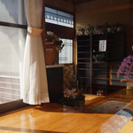 手打ちそば かめやま - 玄関　ここで靴を脱ぎます