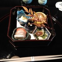 日本料理 みゆき - 前菜（紅白小袖寿司、朧湯葉、帆立酒盗掛け、山菜胡桃和え、黒豆、雪輪長芋）