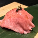 飛び牛出汁焼肉 舌賛 - うる寅 GEMS大門店(東京都港区芝大門)生タン握り寿司(キャビアをのせて)二貫 980円