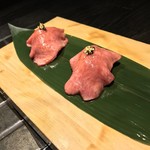 飛び牛出汁焼肉 舌賛 - うる寅 GEMS大門店(東京都港区芝大門)生タン握り寿司(キャビアをのせて)二貫 980円