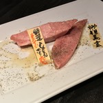 飛び牛出汁焼肉 舌賛 - うる寅 GEMS大門店(東京都港区芝大門)ミスジのシャトーブリアン 2980円