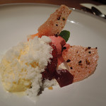 LIAISON - フランボワーズのムース
      ヨーグルトのパウダー
      