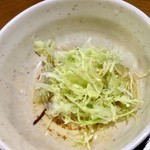 横綱ラーメン - キャベツサラダが付いてきます