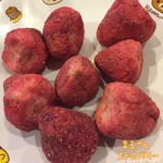 成城石井 - まるごとストロベリーホワイト(646円)♪
            苺1個をフリーズドライしてホワイトチョコで包んでるみたいなんだけど、ほんわり苺の風味に柔らかい甘さで美味しい！
            ワインにも合いそうなチョコ菓子です☆彡