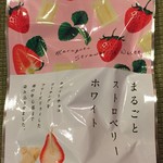 Seijou Ishii - まるごとストロベリーホワイト(646円)♪
                        苺1個をフリーズドライしてホワイトチョコで包んでるみたいなんだけど、ほんわり苺の風味に柔らかい甘さで美味しい(^^♪
                        ワインにも合いそうなチョコ菓子です☆彡