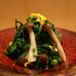 こころや - 春菊と菊花としめじのお浸しアップ