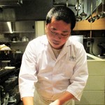 おおたに - カウンター席の前で仕込みをされる大将。（大将の了解を頂いています）　　　　　　　　2018.01.06