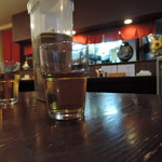 天心軒 - お冷やは麦茶でセルフ、マンガも置いてる。