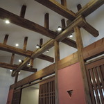 お食事処 極楽亭 - 天井が高くて、木製の梁が上品。 「蔵カフェ」のような趣があった。