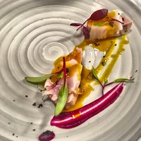 シェ ケンタロウ - 低温調理の本マグロのラルド載せ、ビーツのペースト