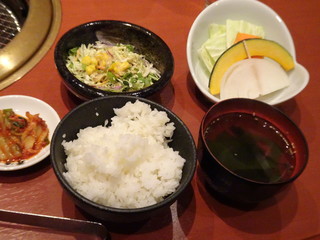 Seikouen - ◆ご飯セット。汁物は「ワカメスープ」か「お味噌汁」を選べますので「ワカメスープ」を。 「焼き野菜」か「チシャ」から選択できますので「焼き野菜」を。