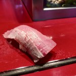 寿司栄 - ぶりとろ。このぶ厚さを見よ！