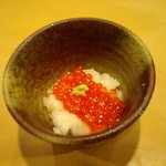千成 - 大根おろしにイクラをのせたもの。イクラは、海で取れた鮭の卵（スジコ）から作った自家製のイクラです。今が旬なので是非召し上がってみて下さい。柔らかさバツグンのイクラです！ ￥600   
