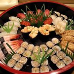 千成 - 出前の特上４人前の盛り込み・・・こちらはお客様の要望でウニの代わりに小柱の軍艦になってます。