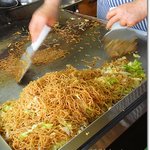 花家 - 鉄板で焼かれる焼きそば