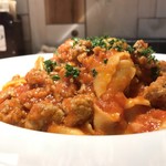 ナナイロパスタ - 自家製ソーセージのアラビア―タ 850円 ＋ 大盛 250円。