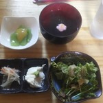 海さくら - お吸い物とサラダ、刺身こんにゃく、大根のなます、チーズ豆腐。