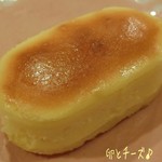 ヴェールの丘 - 卵とチーズ(5コ/750円)はフランス産クリームチーズと卵を使ったスフレチーズケーキ、シンプルな形で何か可愛い♪ 口の中に入れるとふわふわで溶けていくよう。チーズの風味が口中に広がってこれも美味しい！