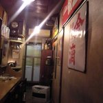 ごやごや - 入口から奥の方へ。壁には古い看板が飾ってある。）