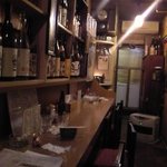 ごやごや - 店内　入口から奥の方へ（奥の扉の向こうはトイレです）