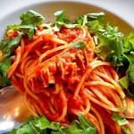 トライフル - 牛モツとルッコラの辛いトマトソーススパゲッティ