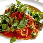 トライフル - 牛モツとルッコラの辛いトマトソーススパゲッティ