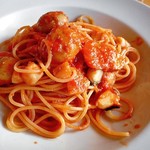 トライフル - 小柱・バジル・じゃがいものトマトソーススパゲッティ