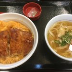 なか卯 - 料理写真:カツ丼と鳥塩うどん小のセット 880円
意外と美味しかった！