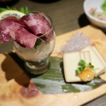 Takano Ya - 牛タンとチーズの燻製盛り合わせ(640円)