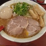 らーめん 豚鬼 - トマト豚骨ラーメン900円+味玉（サ券）