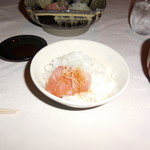 瀬里奈 - 富山県氷見産の寒ブリの刺身を、魚沼産コシヒカリのご飯にのせた様子です。ミニブリ刺し丼を食べてるかのような感覚になれます。