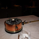 瀬里奈 - しゃぶしゃぶ用の鍋のコンロに火をつけた様子です。