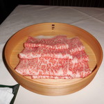 瀬里奈 - 栃木県産のA5サーロインのしゃぶしゃぶ肉・その１です。見た目が昨年いただいた神戸牛の最優秀賞受賞牛のサーロインのしゃぶしゃぶ肉に似ています。