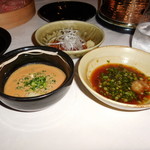 瀬里奈 - しゃぶしゃぶのタレ３種類です。おろしにんにくを入れると美味しくなります。