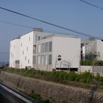 bills - 外観（北東側：七里ガ浜駅南から）