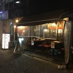 Tetsu - ✔︎焼肉／ホルモン焼 七輪モクモク
      ✔︎路面店で開放的。
      通りに面しテーブルを設置。
      店内にはカウンターもあり。
      一人焼肉も違和感なく全然大丈夫。
      この路面に面したテーブルとカウンター席がラッキー席‼︎