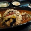 旧ヤム邸 - 料理写真:若鶏のスパイシーカレーにとろ～りチーズ