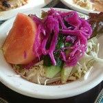 ロゼ - スペシャルランチのサラダ。載ってる紫色のはビーツかな？