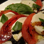 キッチンBar GARO - トマトとモッツァレラチーズのサラダ