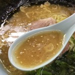 濱壱家 - 美味ぁぁぁーーー！！！
            
            表層の油膜。が、くどいとかそんなのはない。
            
            豚骨の美味しい汁
            
            豚臭さや鶏臭さもない。
            
            なんか家系のイメージ変わるかも・・・
            
            
            
            
            
            