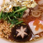 麺屋 六感堂 - きさばぁちゃんの雑煮蕎麦(金箔を添えて)